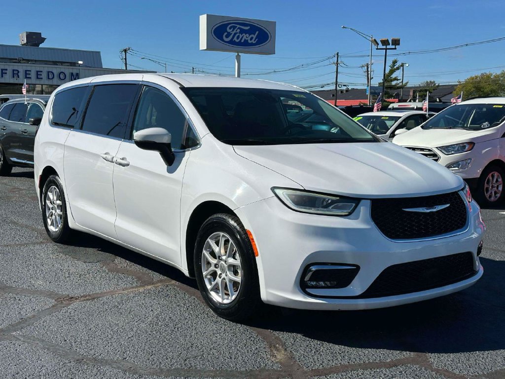 Used 2023 Chrysler Pacifica Touring-L FWD image 1