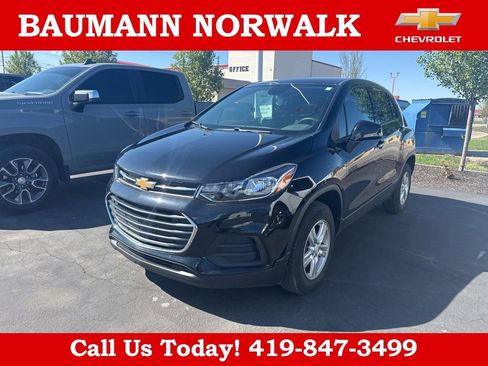 Used 2022 Chevrolet Trax LS w/ Tint and Cruise Package image 1