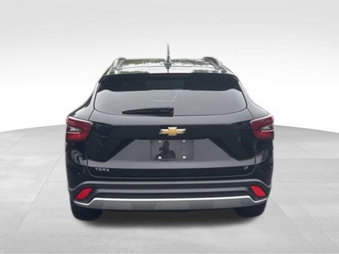 Used 2025 Chevrolet Trax LT w/ LT Convenience Package FWD image 3