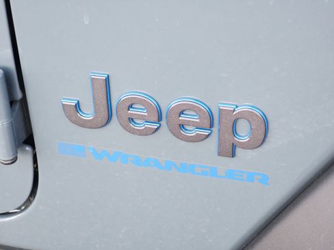 Used 2025 Jeep Wrangler Willys image 24