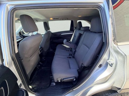 Used 2019 Toyota Highlander LE AWD/4WD image 23