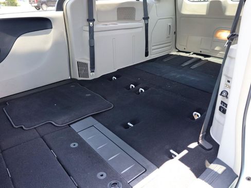 Used 2014 Chrysler Town & Country Touring FWD image 19