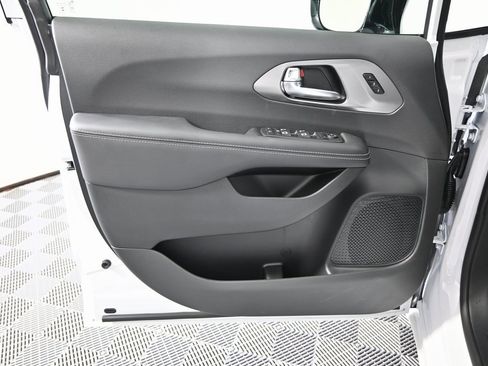 Used 2025 Chrysler Pacifica Select w/ Fav Edition Package image 20