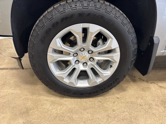 Used 2025 Chevrolet Silverado 1500 LTZ AWD/4WD image 12