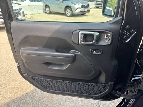 Used 2025 Jeep Wrangler Unlimited Sport AWD/4WD image 18