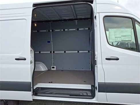 Used 2025 Mercedes-Benz Sprinter 2500 image 9