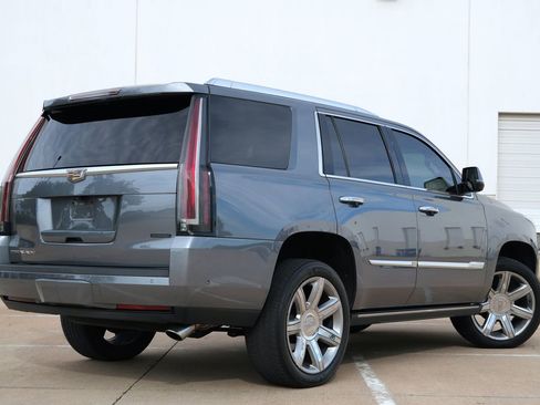 Used 2019 Cadillac Escalade Premium Luxury AWD/4WD image 3