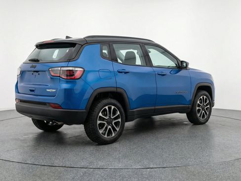 Used 2025 Jeep Compass Trailhawk AWD/4WD image 9