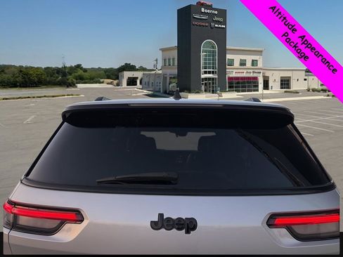 Used 2023 Jeep Grand Cherokee L Laredo image 8