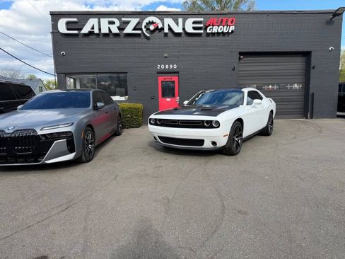 Used 2017 Dodge Challenger SXT RWD image 1