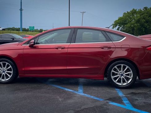 Used 2017 Ford Fusion SE w/ Fusion SE Technology Package FWD image 8