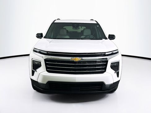 Used 2025 Chevrolet Traverse LT image 2