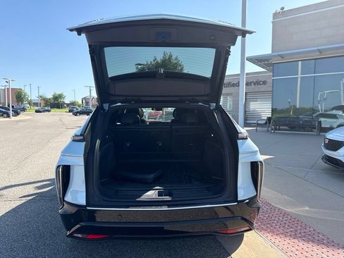 Used 2024 Cadillac Lyriq Luxury AWD/4WD image 7