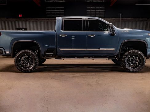 Used 2024 Chevrolet Silverado 2500 High Country w/ Technology Package AWD/4WD image 10