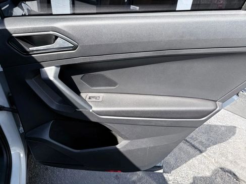 Used 2018 Volkswagen Tiguan SE image 19
