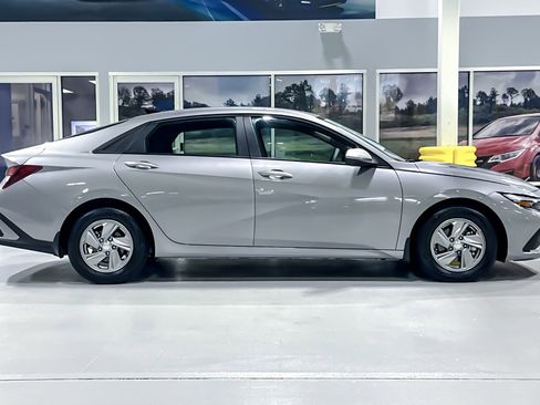 Used 2025 Hyundai Elantra SE FWD image 8