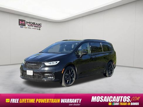 Used 2025 Chrysler Pacifica Limited FWD image 3