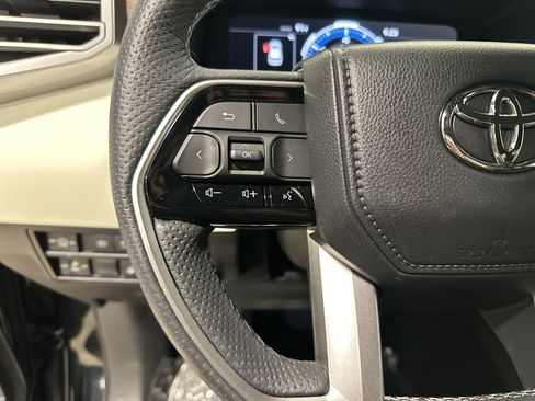 Used 2025 Toyota Sequoia Capstone AWD/4WD image 19