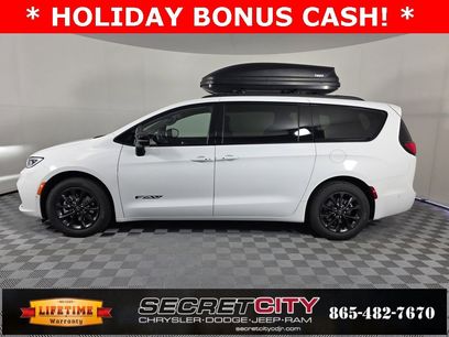 New 2025 Chrysler Pacifica Select w/ Fav Edition Package