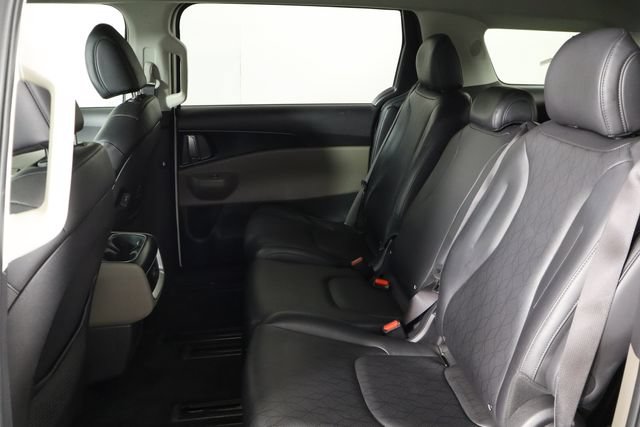 Certified 2025 Kia Carnival FWD image 16