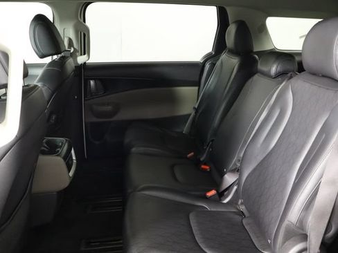 Used 2025 Kia Carnival FWD image 16