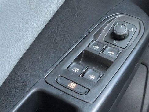 Used 2024 Volkswagen Taos SE w/ Panoramic Sunroof Package FWD image 24