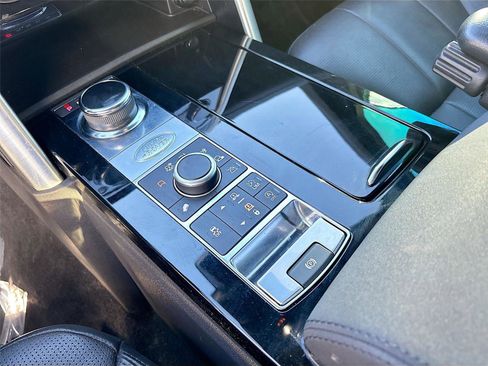 Used 2018 Land Rover Discovery HSE image 16