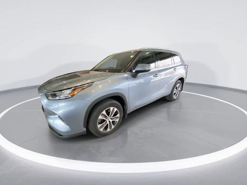 Used 2020 Toyota Highlander XLE image 4