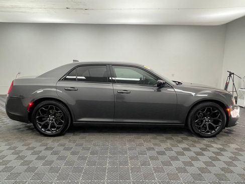 Used 2019 Chrysler 300 Touring w/ Sport Appearance Package RWD image 5
