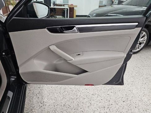 Used 2018 Volkswagen Passat 2.0T R-Line w/ R-Line Lighting Package image 27