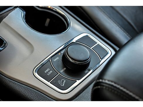 Used 2015 Jeep Grand Cherokee Limited w/ Luxury Group II AWD/4WD image 25