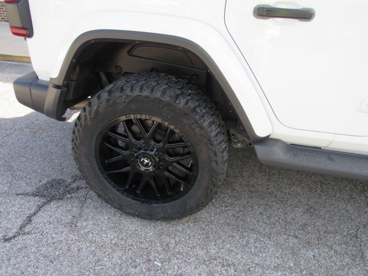 Used 2019 Jeep Wrangler Unlimited Sahara w/ Uconnect 4C Nav & Sound Group AWD/4WD image 4