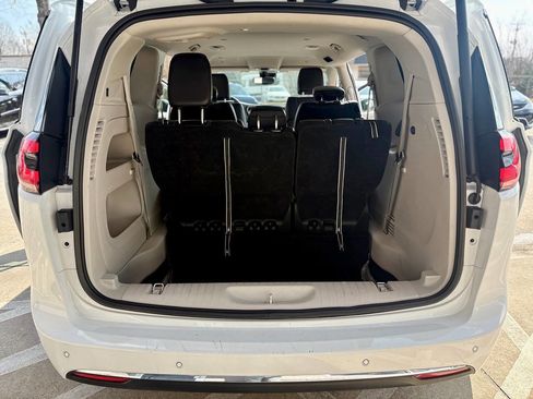 Used 2024 Chrysler Pacifica Touring-L image 13