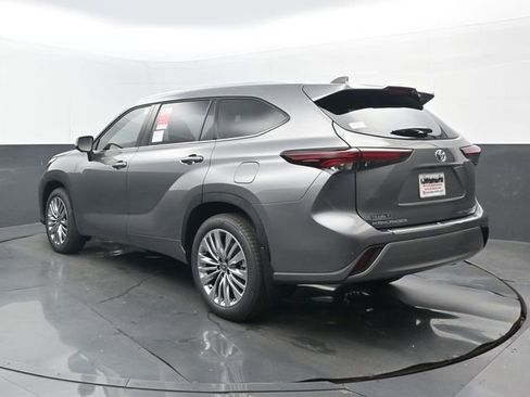 New 2026 Toyota Highlander Platinum AWD/4WD image 3