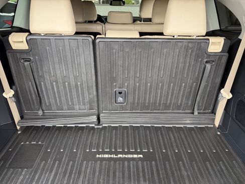 Used 2022 Toyota Highlander XLE FWD image 30