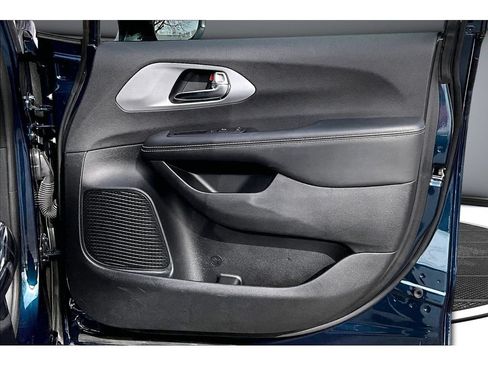 Used 2025 Chrysler Pacifica Limited FWD image 23