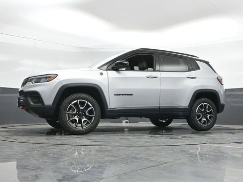 Used 2025 Jeep Compass Trailhawk w/ Trailer Tow Group AWD/4WD image 48