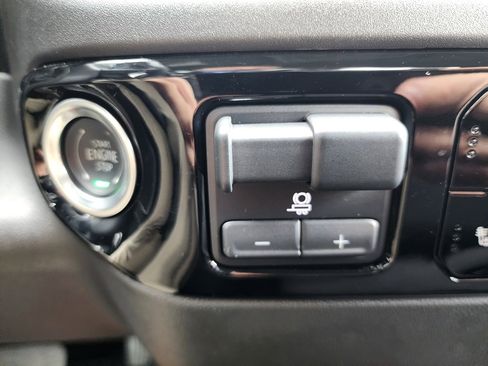 Used 2025 GMC Sierra 1500 Elevation image 32