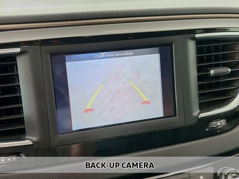 Used 2019 Chrysler Pacifica Touring-L FWD image 4