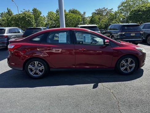 Used 2014 Ford Focus SE w/ SE Sport Package FWD image 4