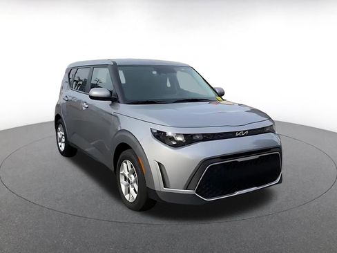Used 2025 Kia Soul LX w/ LX Technology Package image 3
