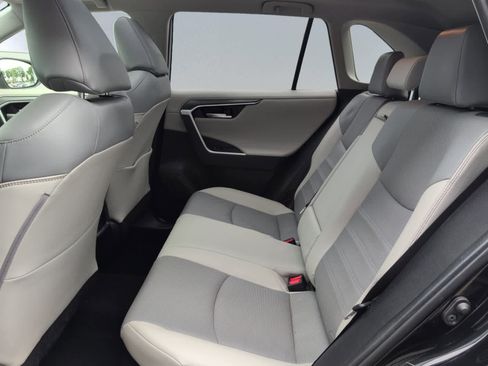 Used 2019 Toyota RAV4 Limited image 19