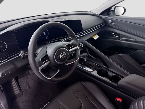 Certified 2025 Hyundai Elantra Limited image 9