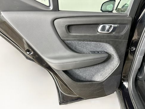 Used 2025 Volvo XC40 B5 Plus image 27