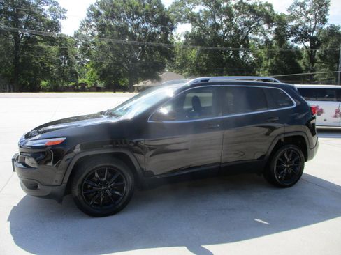Used 2017 Jeep Cherokee Limited w/ Luxury Group FWD image 8