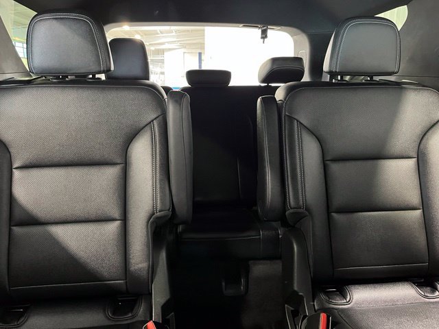 Used 2025 Chevrolet Traverse LT FWD image 12