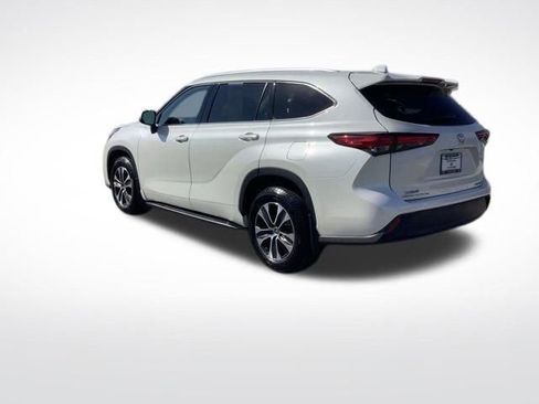Used 2021 Toyota Highlander XLE image 6