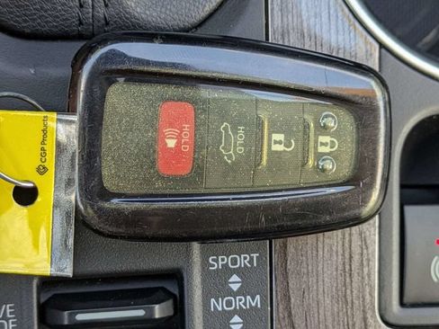 Used 2021 Toyota Highlander Limited FWD image 32