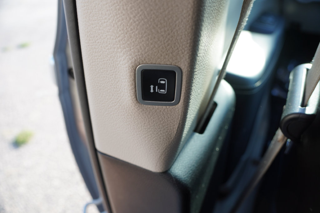 Used 2024 Chrysler Pacifica Limited FWD image 22