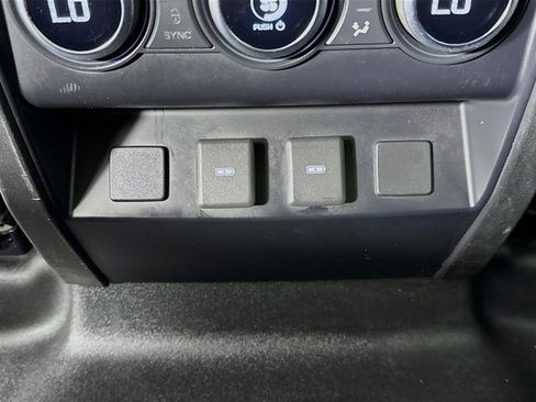 Used 2023 Land Rover Defender 130 SE image 28